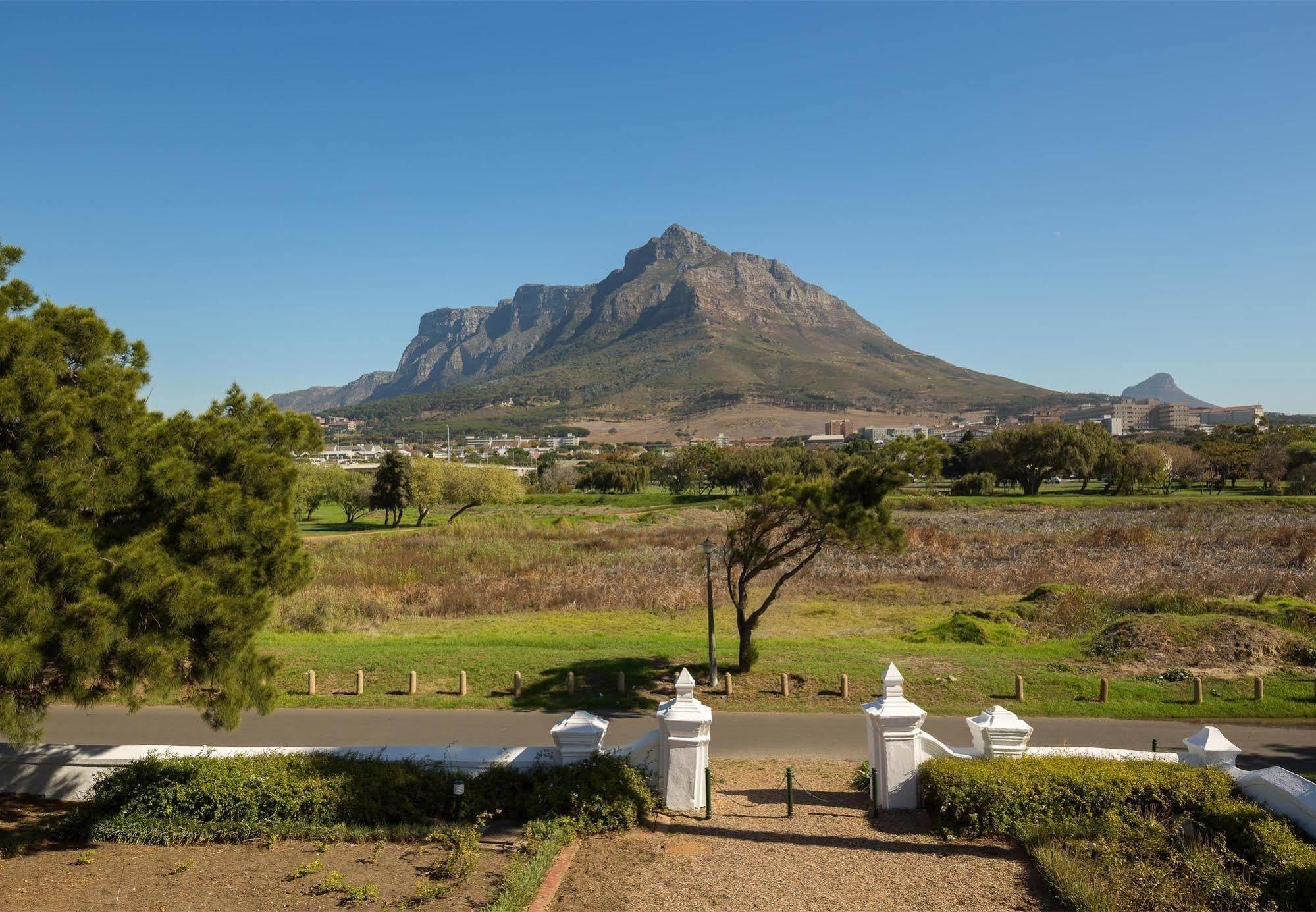 Protea Hotel By Marriott Cape Town Mowbray Exterior foto